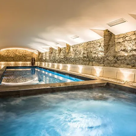 & Madison Jean De Luz Hotel
